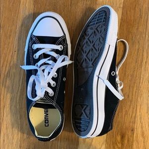 Black converse size 8 women’s.